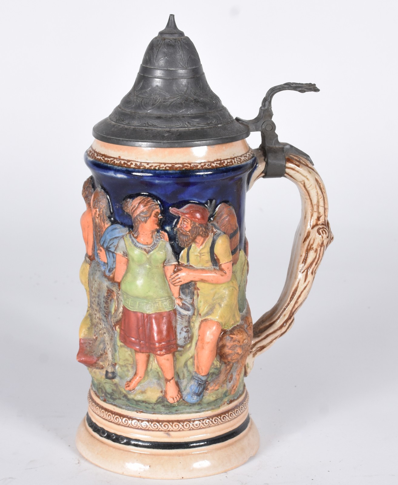 Caneca de cerâmica alemã com figuras em relevo policromado e tampa de... - foto 2 de 6