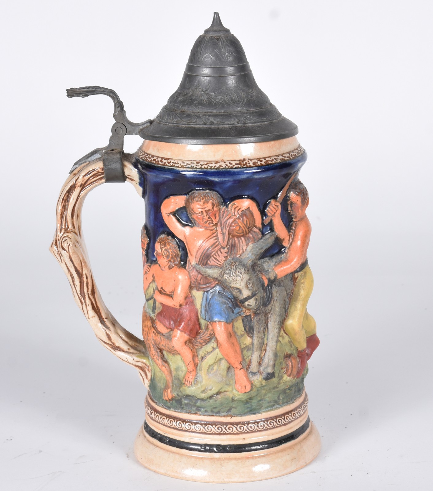 Caneca de cerâmica alemã com figuras em relevo policromado e tampa de... - foto 1 de 6