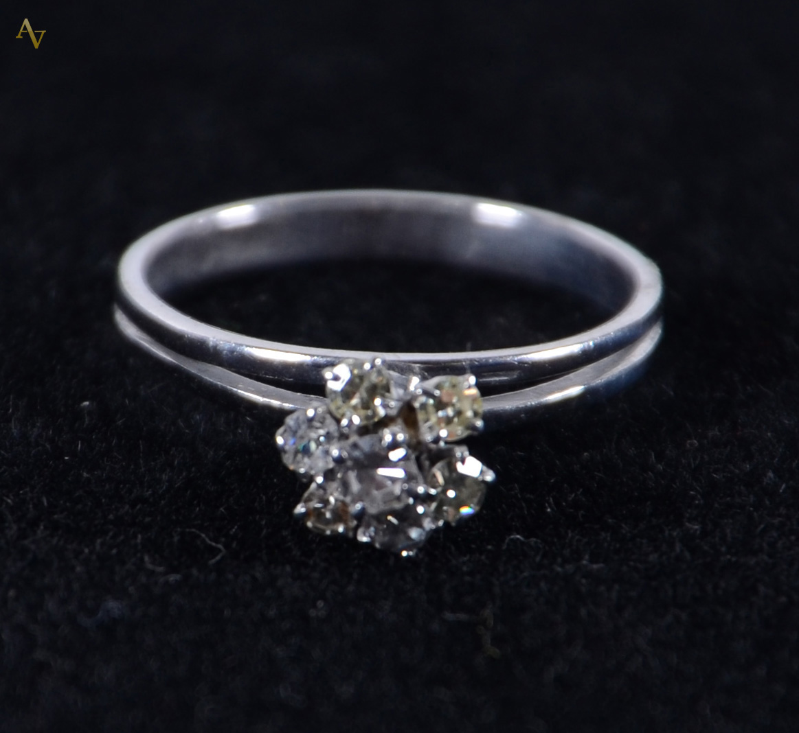 Anel modelo chuveiro de ouro branco com 0.20 ct - peso: 1.7 gr.
