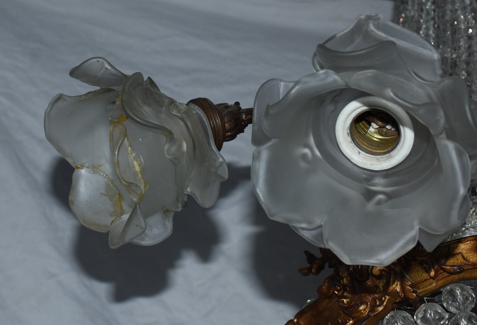 Lustre estilo império, armação de metal dourado com fios em contas de... - foto 4 de 5