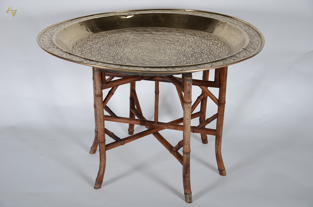 Mesa egipcia com tampo de metal dourado e base articulada de madeira... - foto 1 de 2