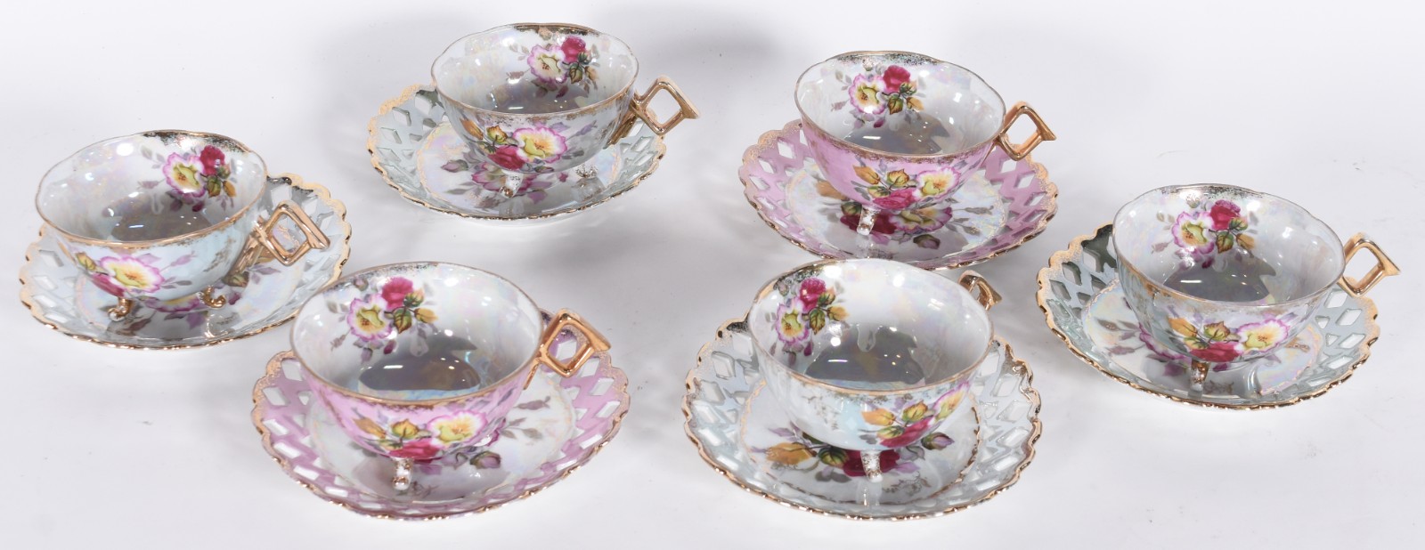Seis xícaras de chá de porcelana "Royal Halsey" decorada com flores... - foto 1 de 5