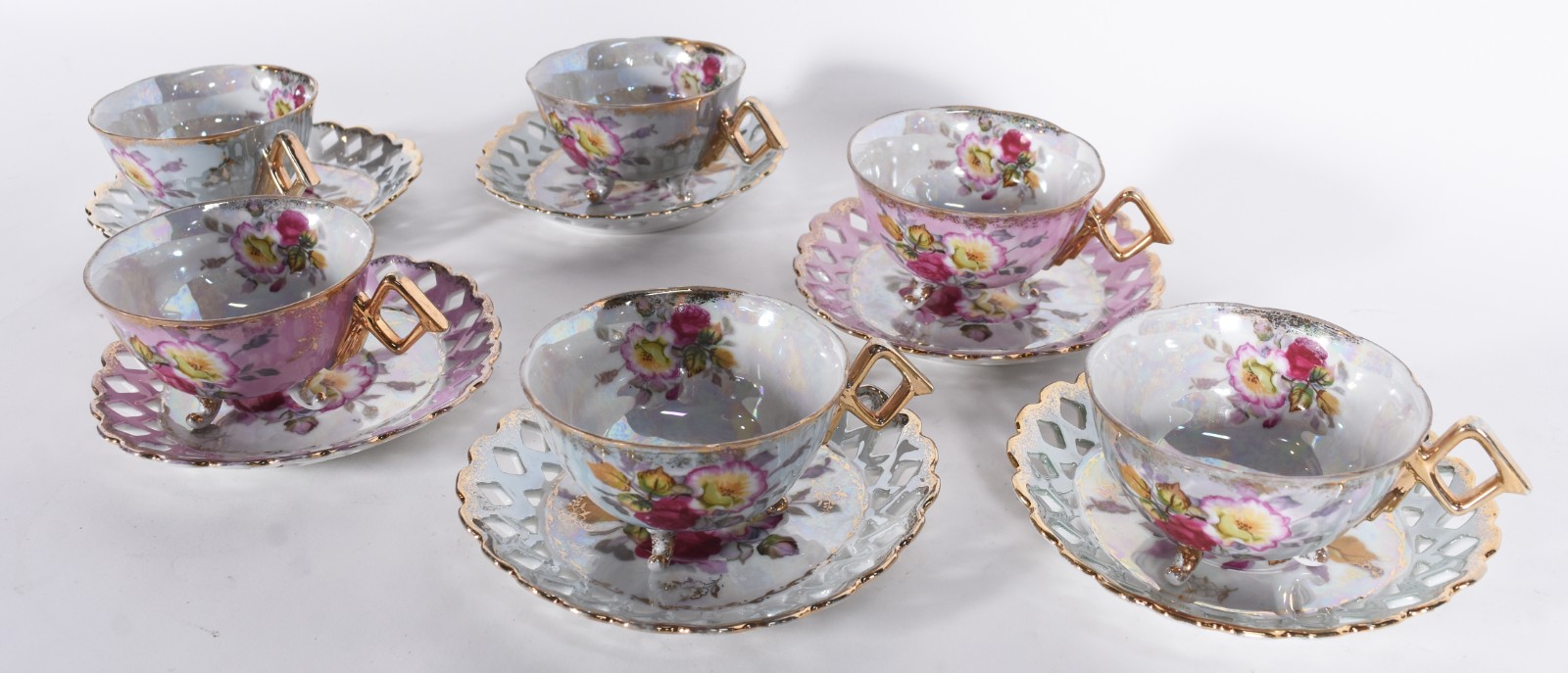 Seis xícaras de chá de porcelana "Royal Halsey" decorada com flores... - foto 2 de 5