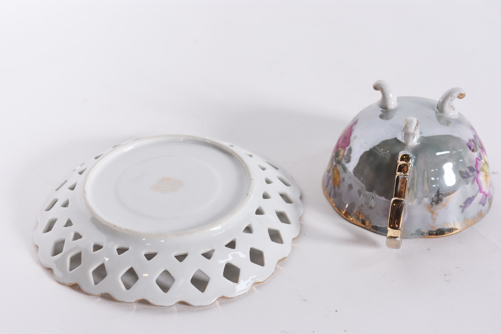 Seis xícaras de chá de porcelana "Royal Halsey" decorada com flores... - foto 3 de 5