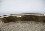 Mesa egipcia com tampo de metal dourado e base ... - Mesa egipcia com tampo de metal dourado e base articulada de madeira. . Diam. 90 cm - alt. 60 cm.