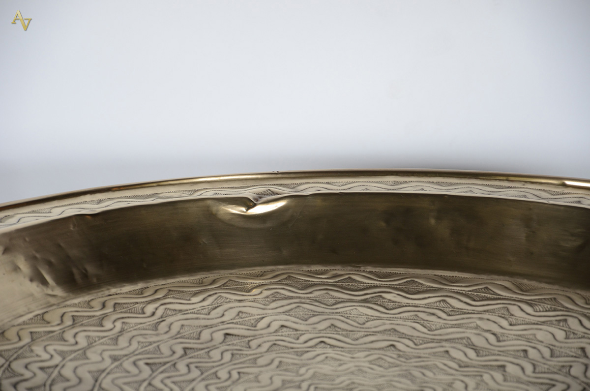 Mesa egipcia com tampo de metal dourado e base articulada de madeira... - foto 2 de 2