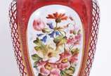 Vaso de cristal overlay rubi e branco decorado ... - Vaso de cristal overlay rubi e branco decorado com flores em policromia, borda com parte quebrada.