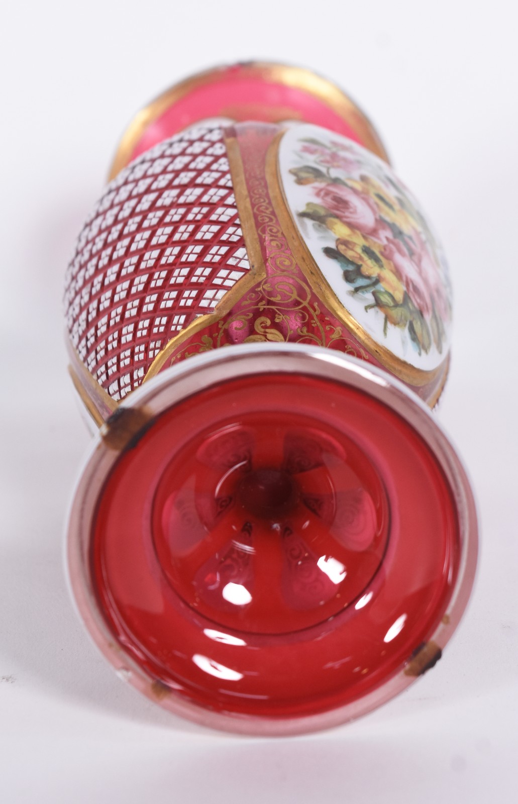 Vaso de cristal overlay rubi e branco decorado com flores em... - foto 3 de 4