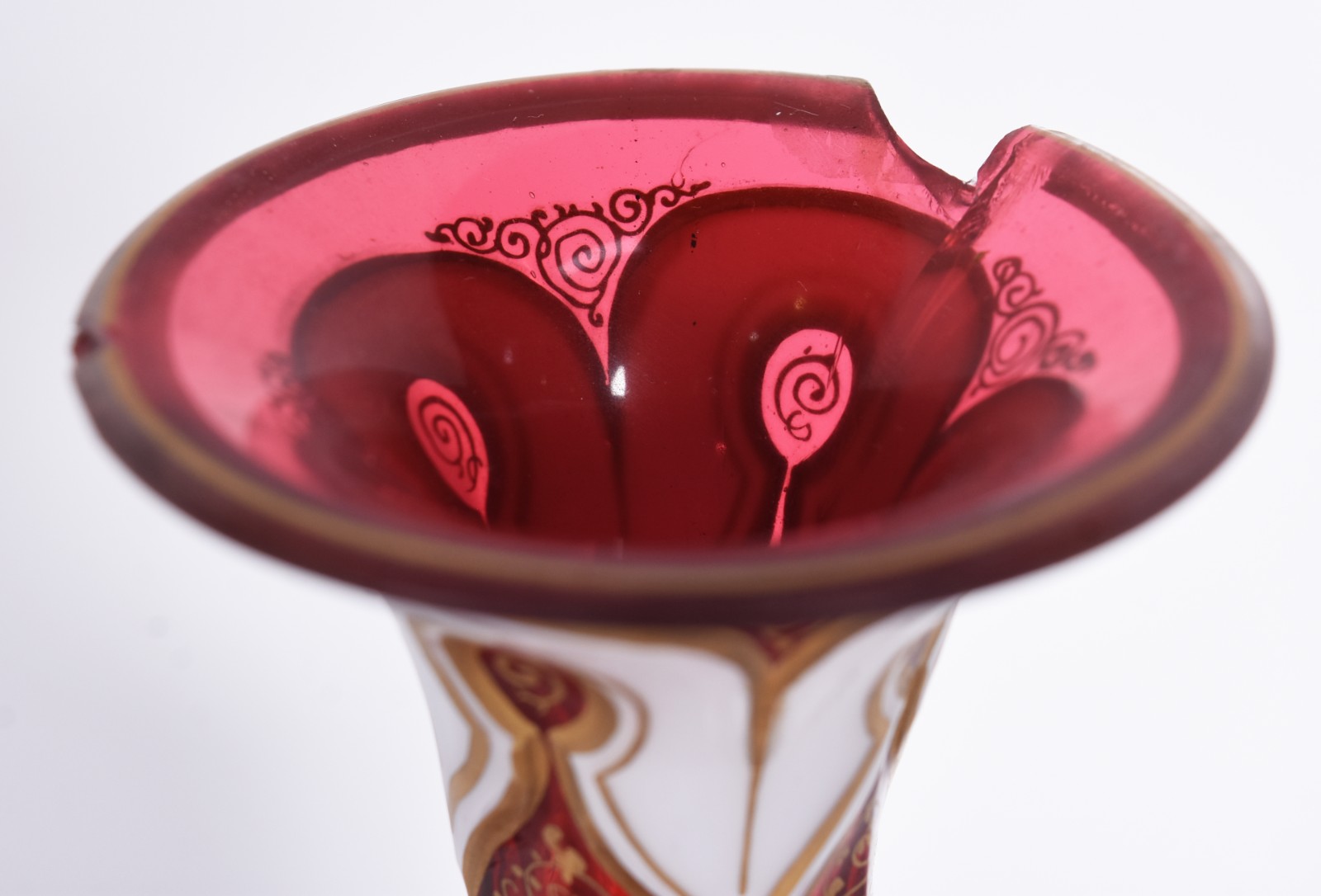 Vaso de cristal overlay rubi e branco decorado com flores em... - foto 4 de 4
