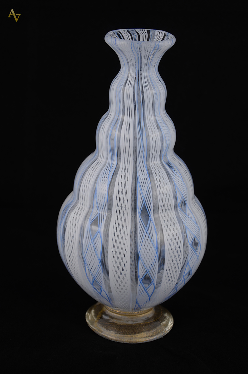 VETRERIA D´ESTE. Vaso com pé em vidro de murano, com corpo...