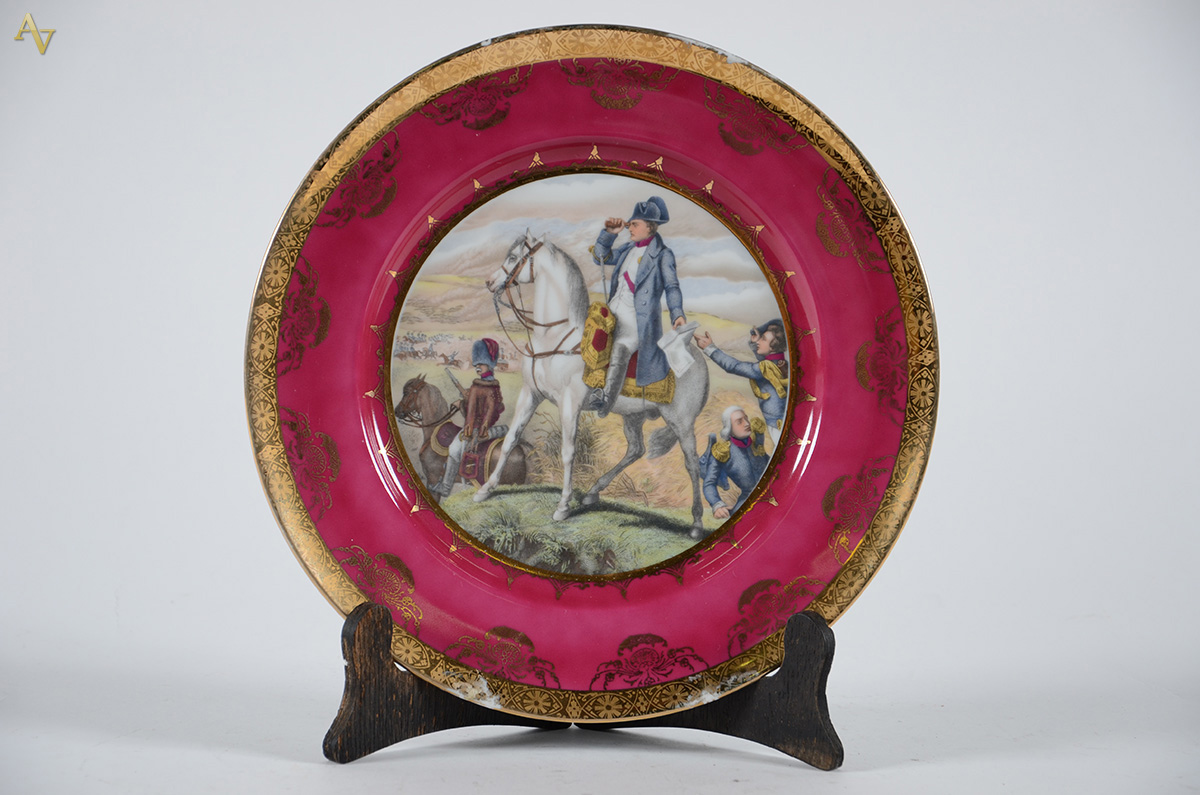 Prato de porcelana da Bavaria repres. Napoleão a cavalo em batalha... - foto 1 de 2