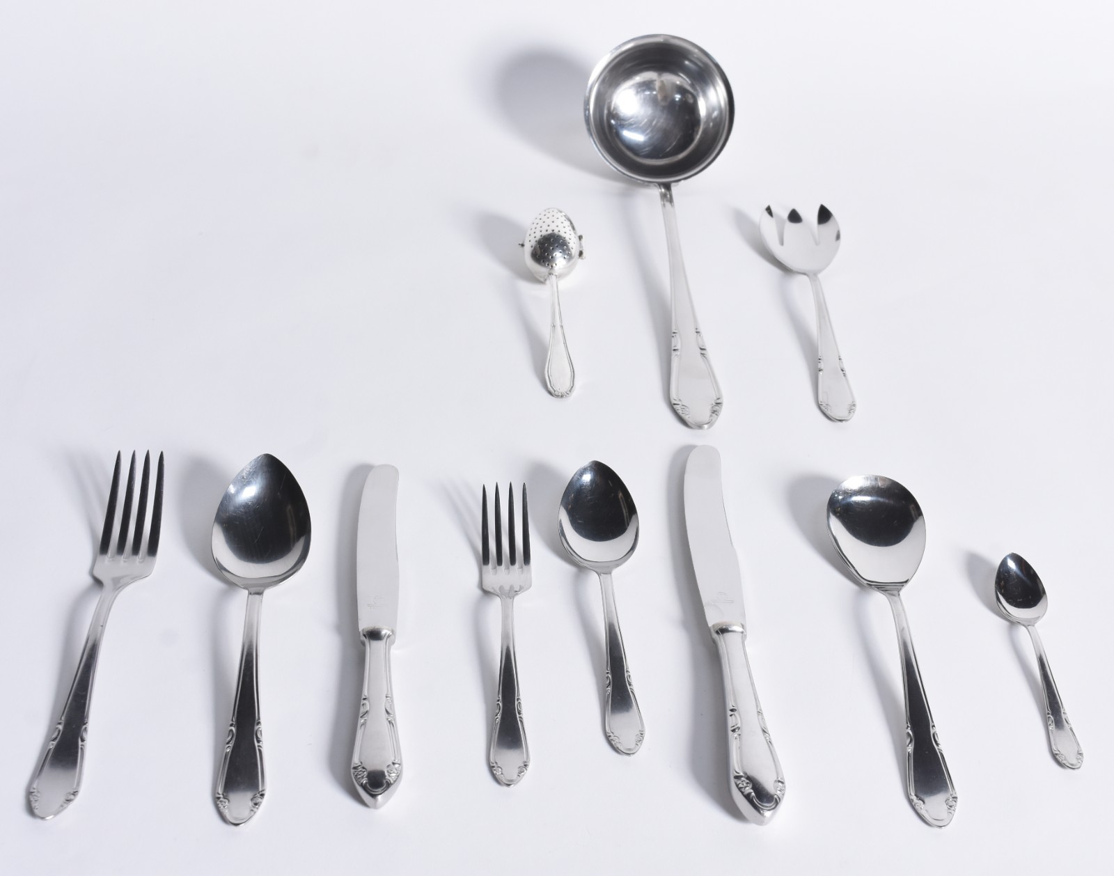 Faqueiro de aço inox composto de: 12 colheres, 12 garfos; 12 facas... - foto 5 de 8