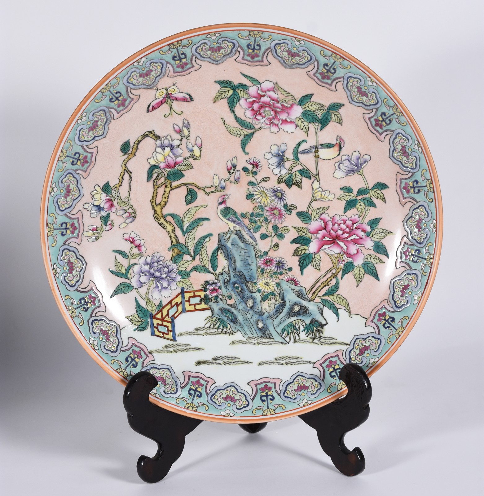 Medalhão de porcelana oriental, decoração floral em policromia. - foto 2 de 6
