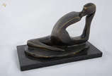 Escultura de bronze, representando figura femin... - Escultura de bronze, representando figura feminina.  Med. 33 x 17 cm - alt. 22 cm.