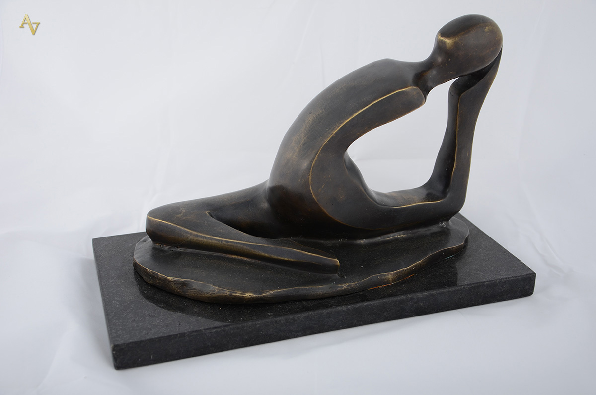 Escultura de bronze, representando figura feminina. Med. 33 x 17 cm...