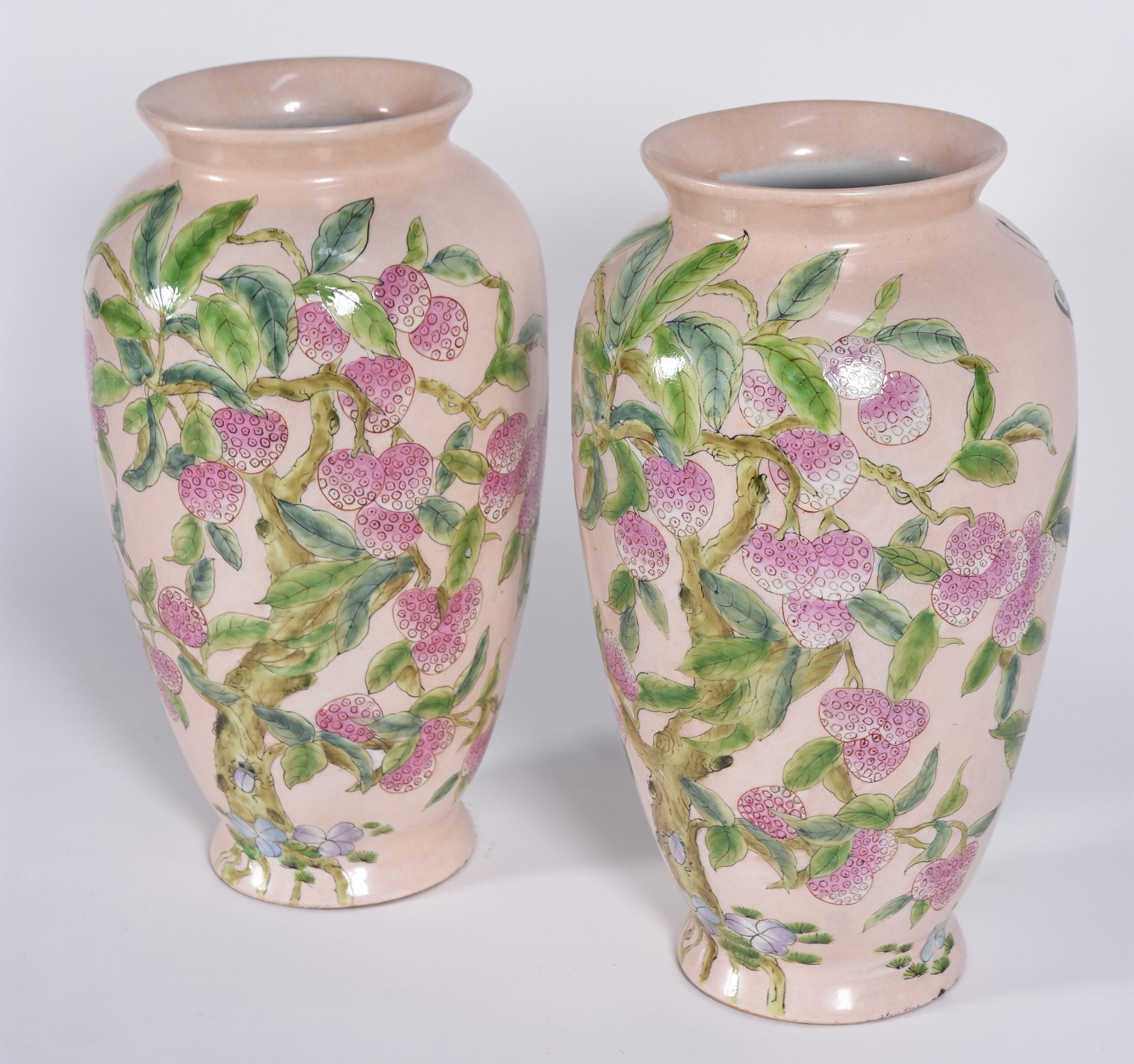Par de vasos de porcelana com frutos em policromia. - foto 1 de 5