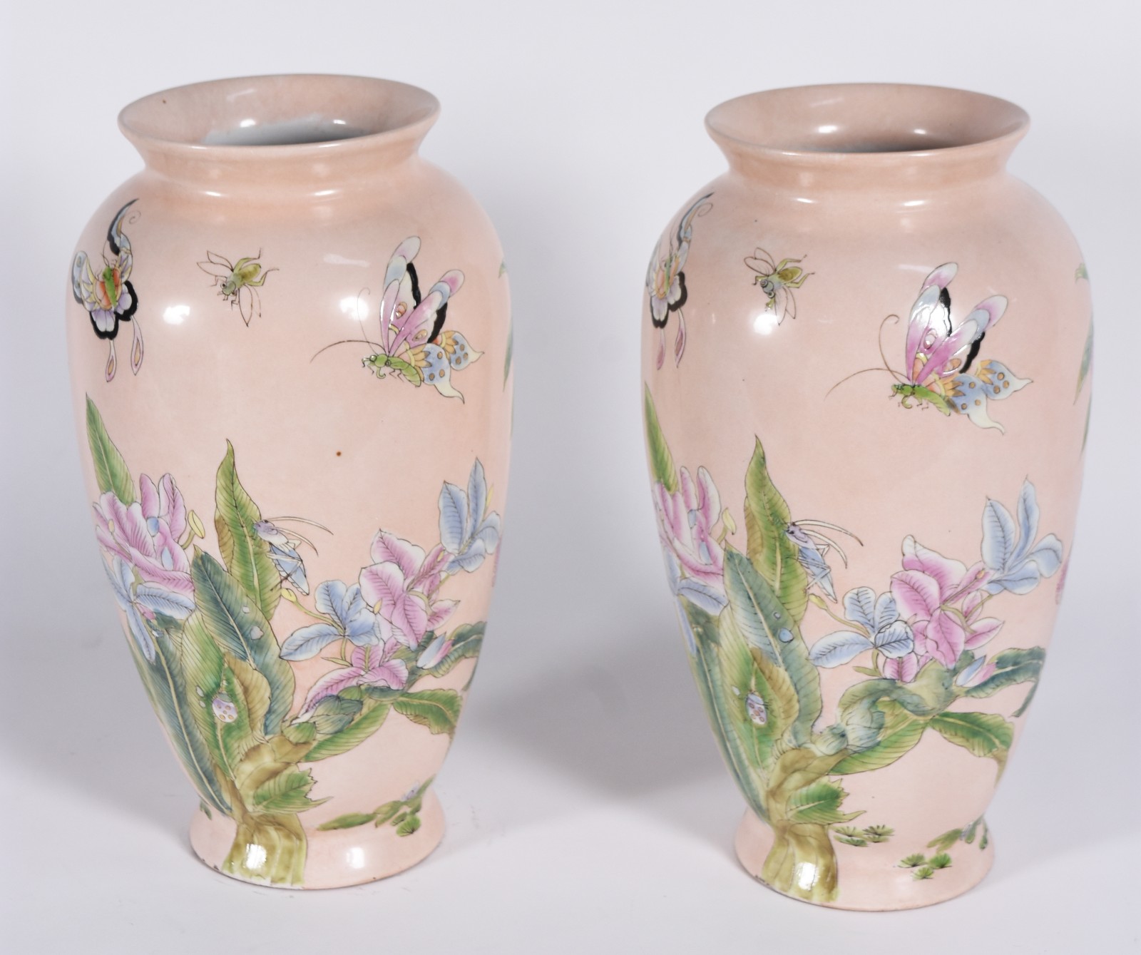 Par de vasos de porcelana com frutos em policromia. - foto 2 de 5