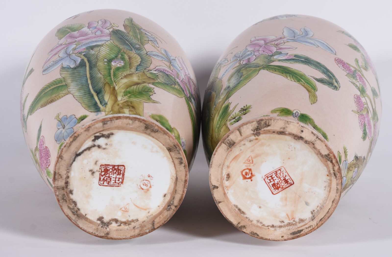 Par de vasos de porcelana com frutos em policromia. - foto 3 de 5