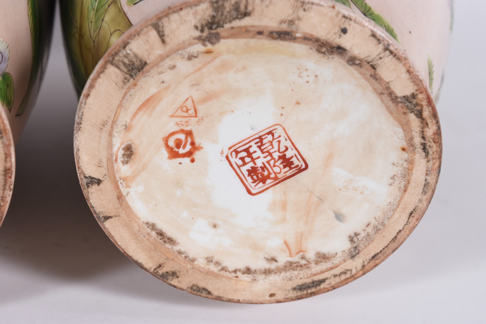 Par de vasos de porcelana com frutos em policromia. - foto 4 de 5