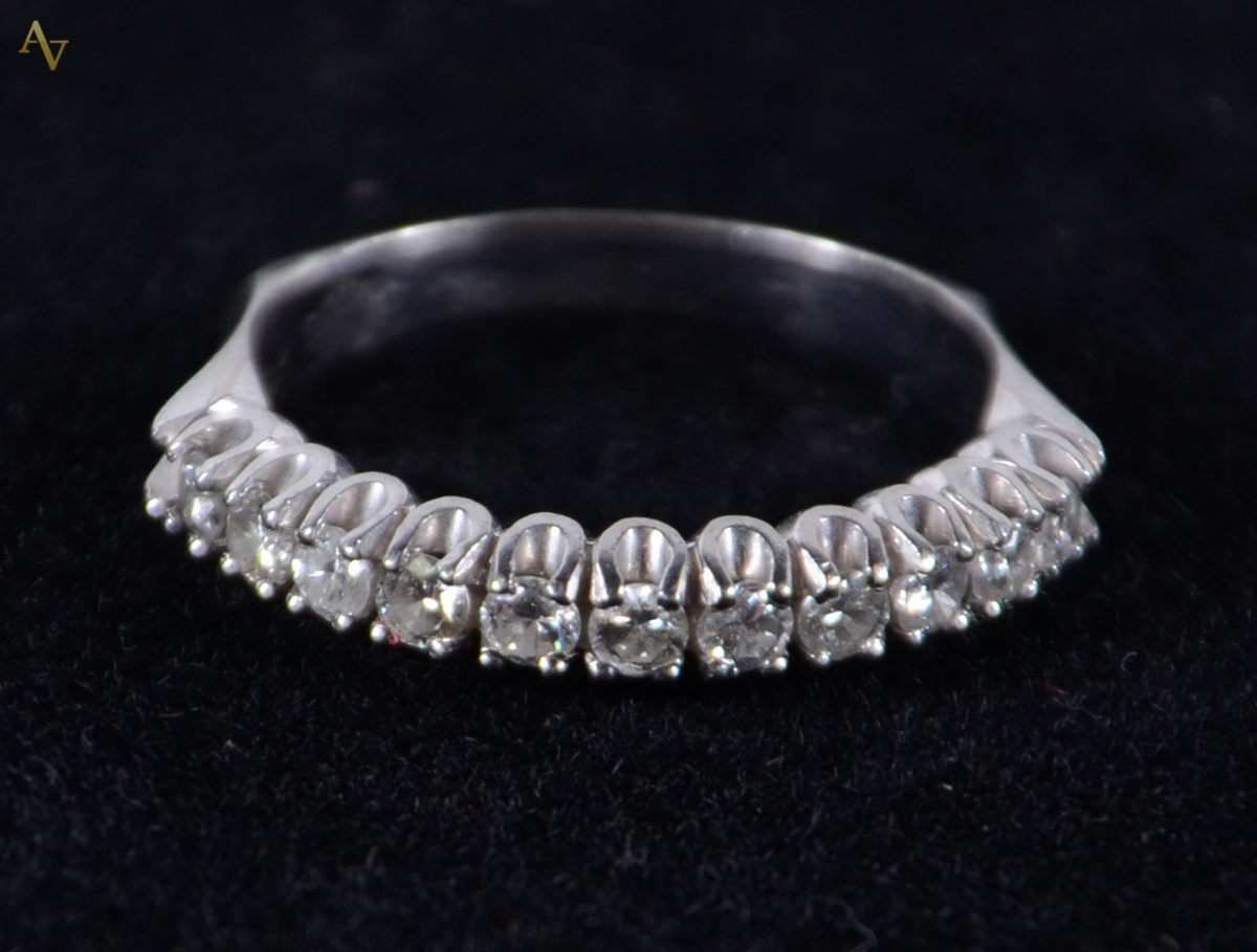 Meia aliança de ouro branco 0.50 ct - peso: 3.4 gr.
