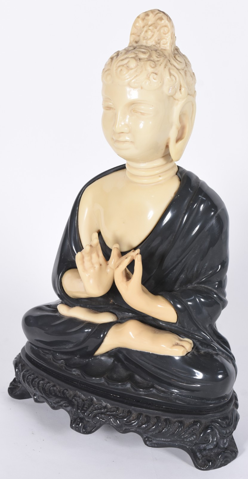 Escultura representando "Buda" de resina nas cores preto e bege. - foto 1 de 6