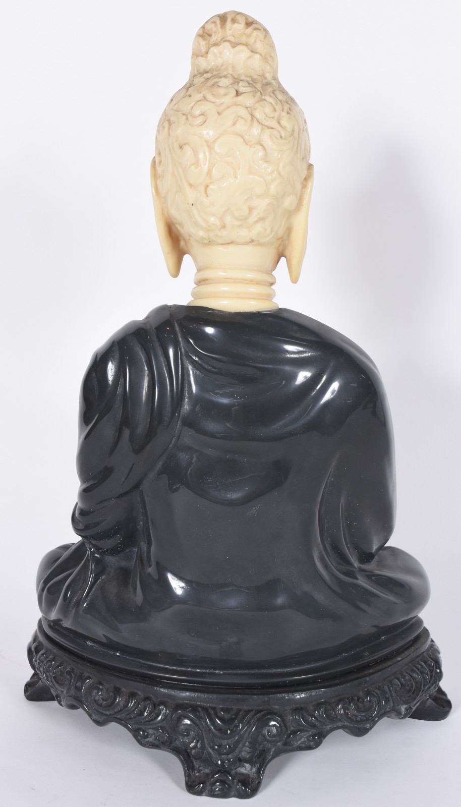 Escultura representando "Buda" de resina nas cores preto e bege. - foto 2 de 6