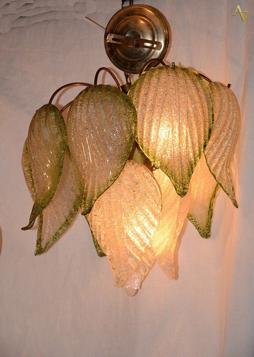 Lustre com folhas de murano esverdeadas. Alt. 38 cm.