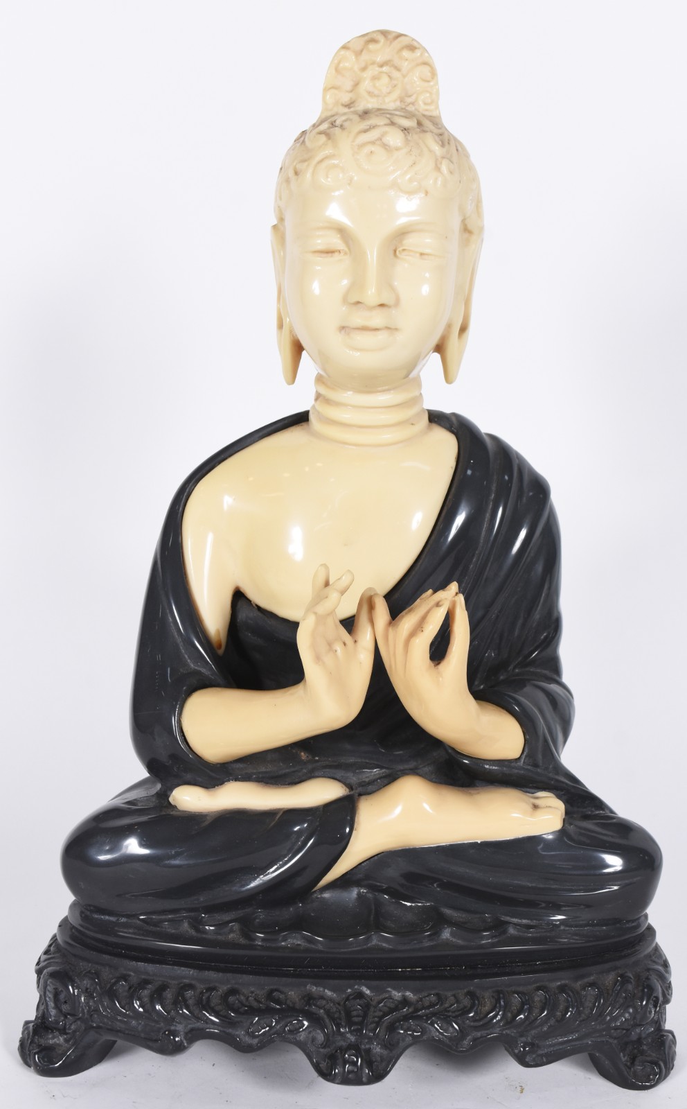 Escultura representando "Buda" de resina nas cores preto e bege. - foto 4 de 6