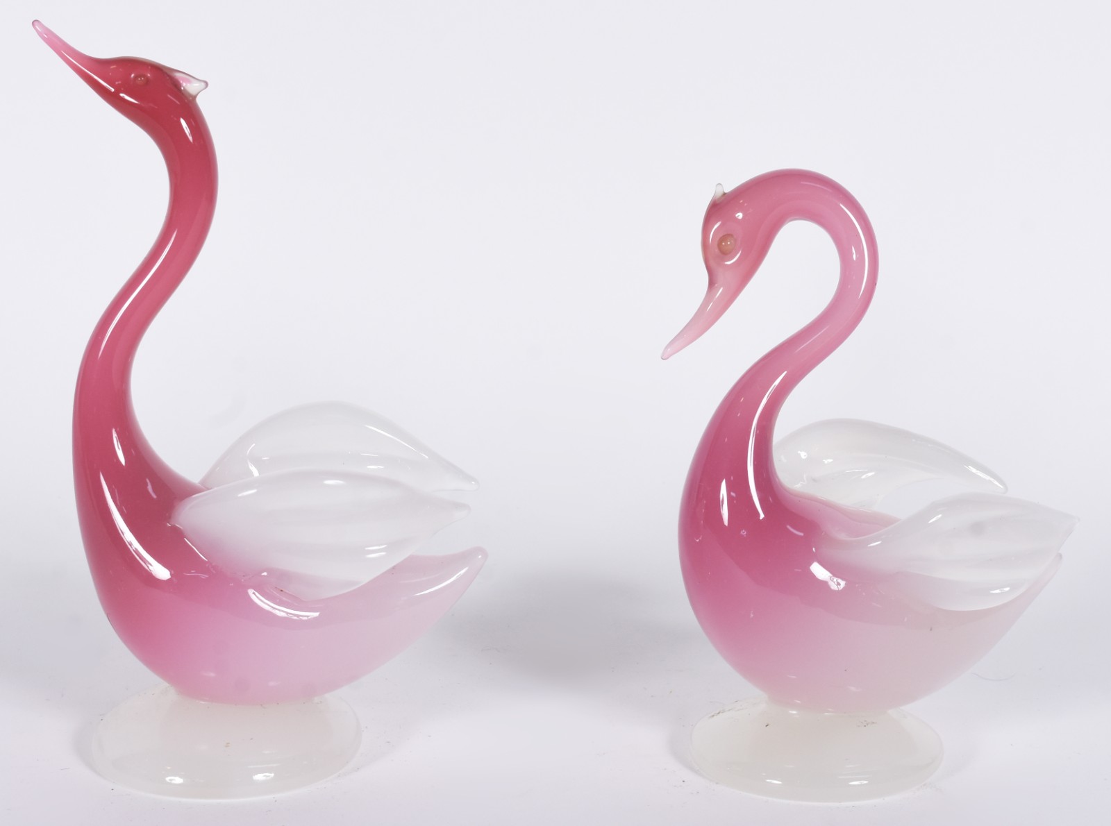 Duas esculturas de vidro decorativo em tons degradés de vermelho e... - foto 1 de 2