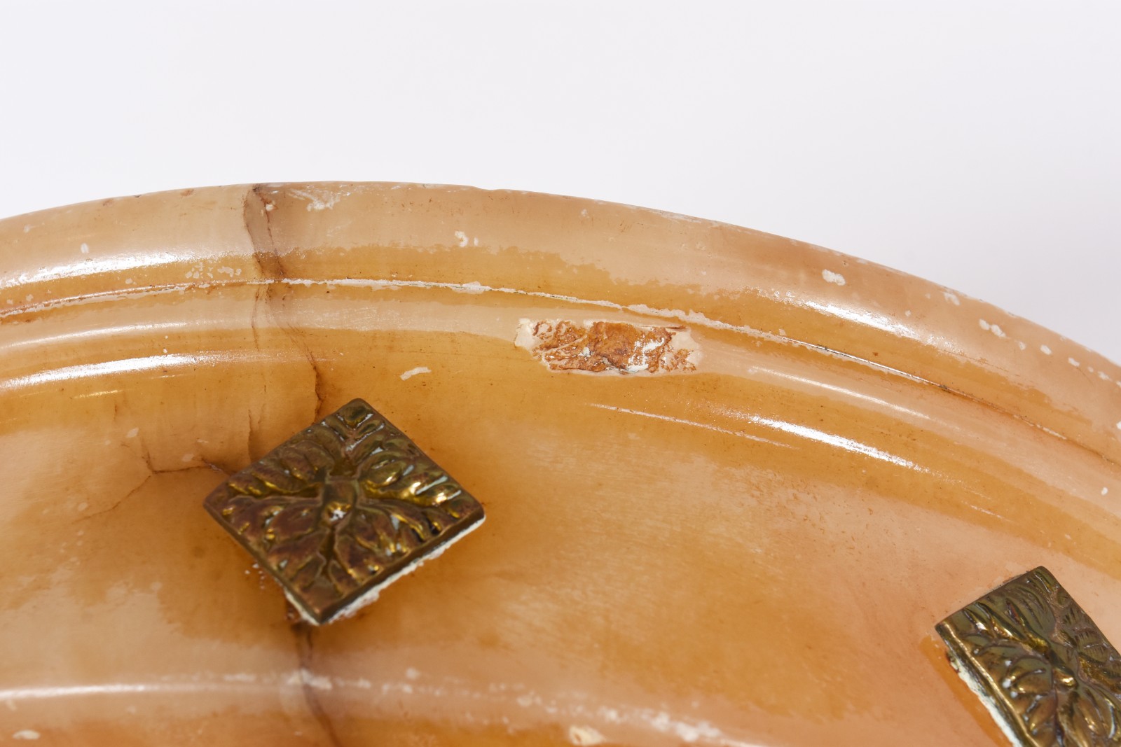 Fruteira feitio circular com pé alto de alabastro e detalhes de metal... - foto 3 de 4
