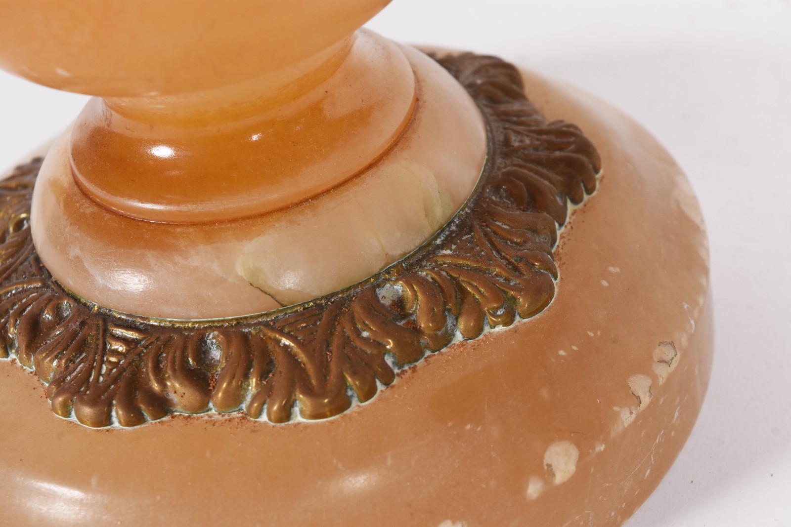 Fruteira feitio circular com pé alto de alabastro e detalhes de metal... - foto 4 de 4