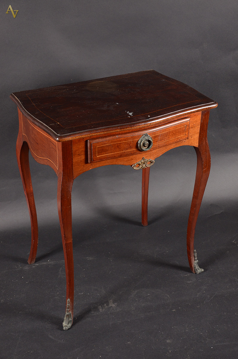 Pequena mesa de madeira nobre filetada, med.52 x 35 alt. 62 cm.
