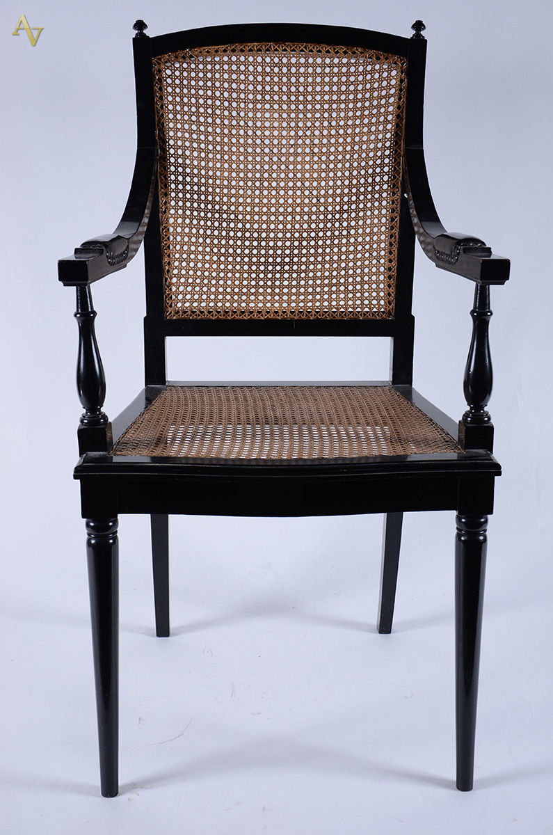 Antiga cadeira com braços inglesa de madeira pintada de preto e...