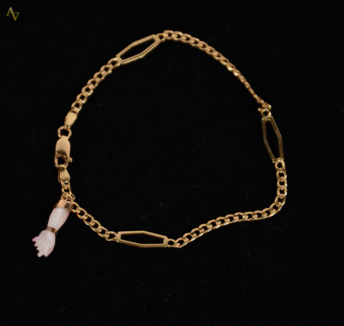 Pulseira de ouro 18 e berloque - figa. Peso: 4,8 gr.