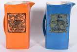 Dois bules ingleses de faiança "Carlton ware", ... - Dois bules ingleses de faiança "Carlton ware", decorados com "The George & Dragon" na cor laranja e "The wild boar" em azul. Estilo Art Deco.