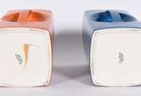 Dois bules ingleses de faiança "Carlton ware", ... - Dois bules ingleses de faiança "Carlton ware", decorados com "The George & Dragon" na cor laranja e "The wild boar" em azul. Estilo Art Deco.