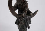 Escultura em bronze representando O Pierrot e a... - Escultura em bronze representando O Pierrot e a Lua, assinatura na base não identificada. Alt.29 cm.