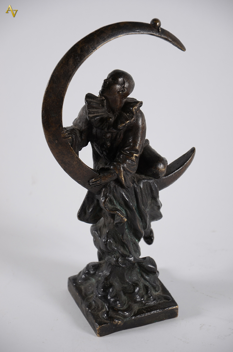 Escultura em bronze representando O Pierrot e a Lua, assinatura na...