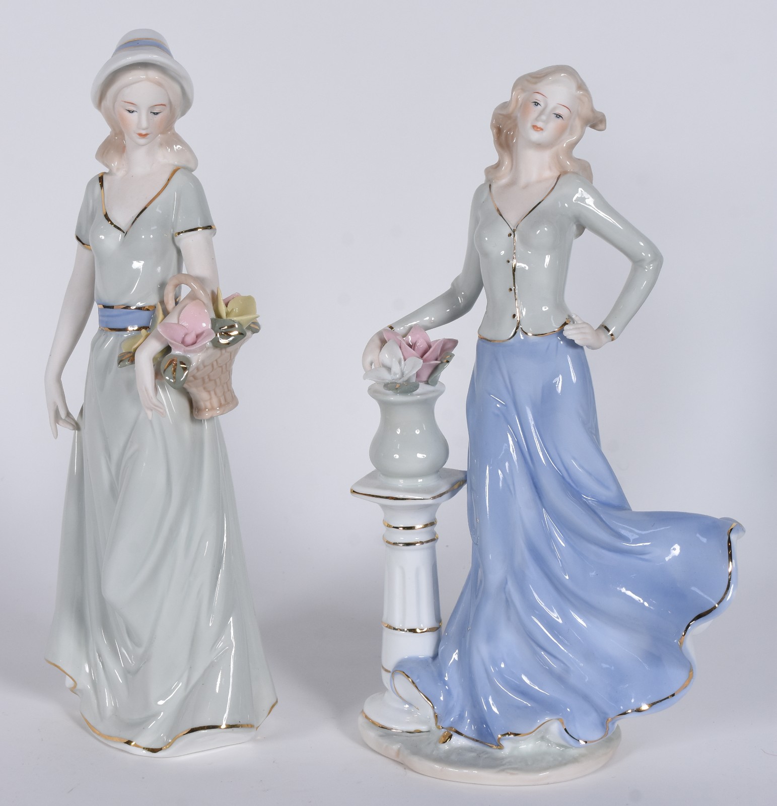 Duas estatuetas de porcelana policromada representando dama com... - foto 1 de 3
