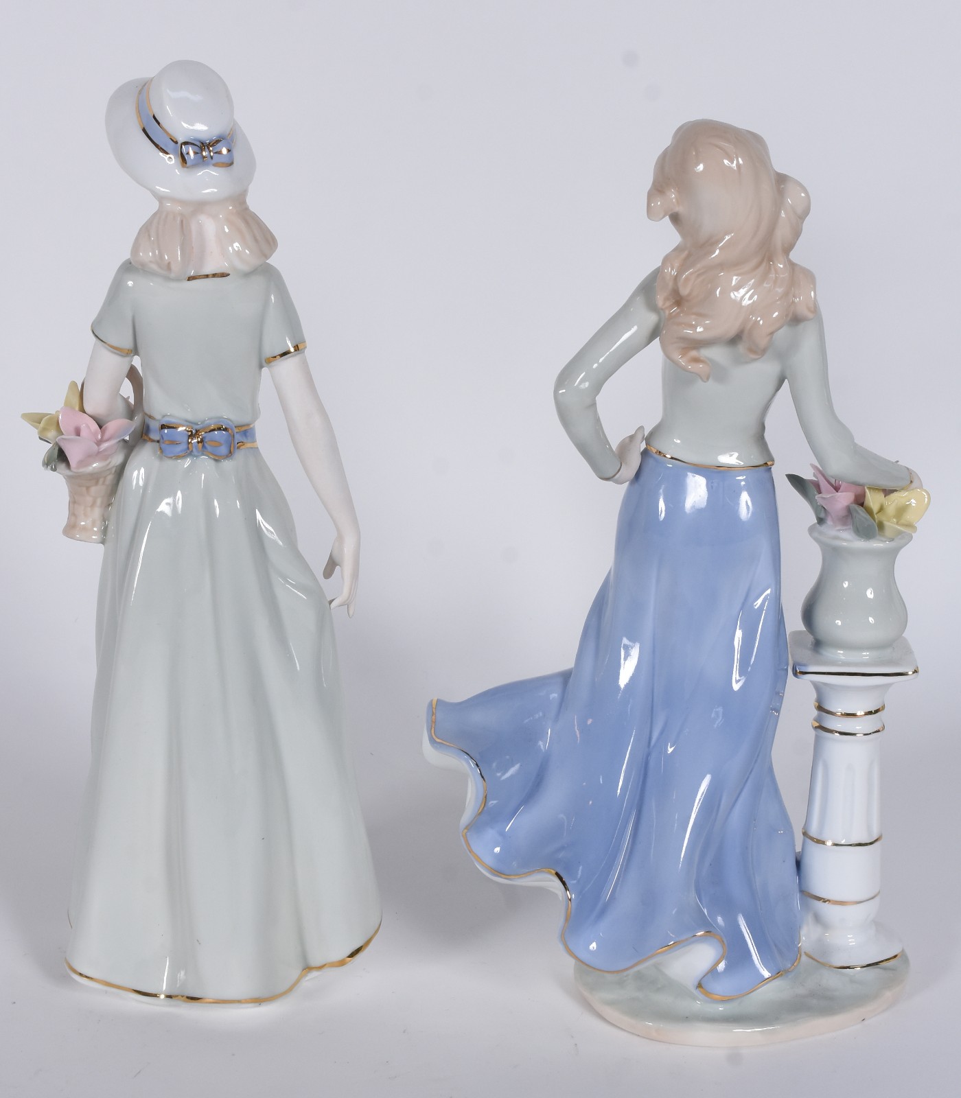 Duas estatuetas de porcelana policromada representando dama com... - foto 2 de 3