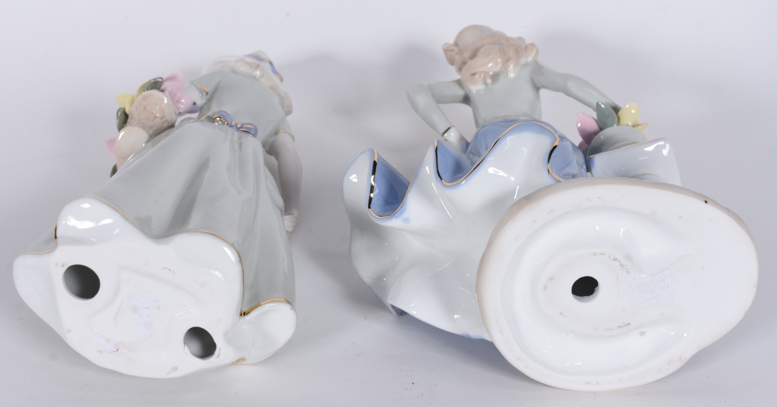 Duas estatuetas de porcelana policromada representando dama com... - foto 3 de 3