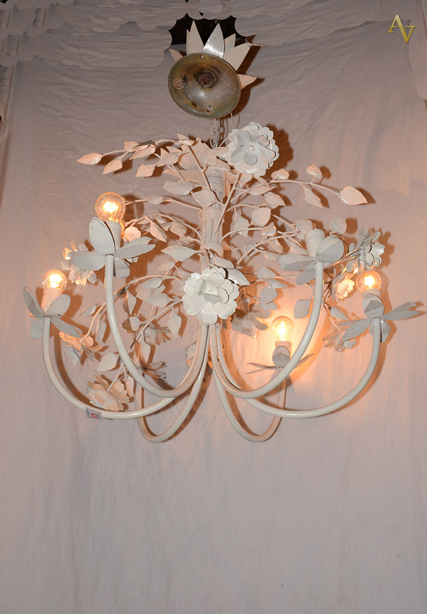 Lustre de metal pintado de branco com flores e folhas no estilo...