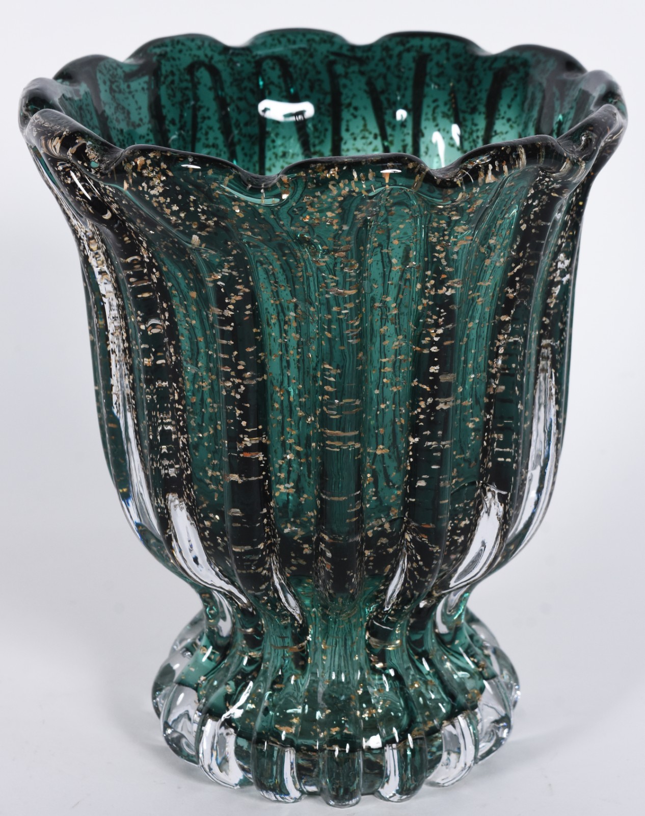 Vaso de vidro decorativo em gomos na cor verde com pó de ouro. - foto 1 de 2