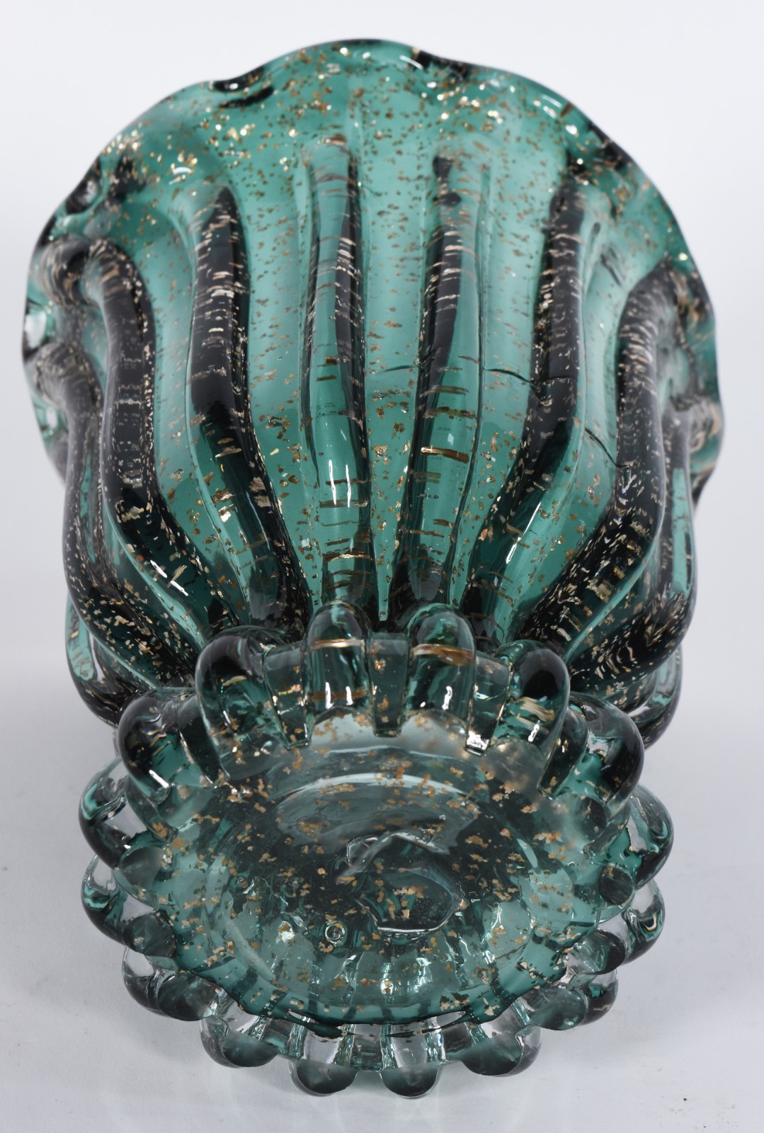 Vaso de vidro decorativo em gomos na cor verde com pó de ouro. - foto 2 de 2