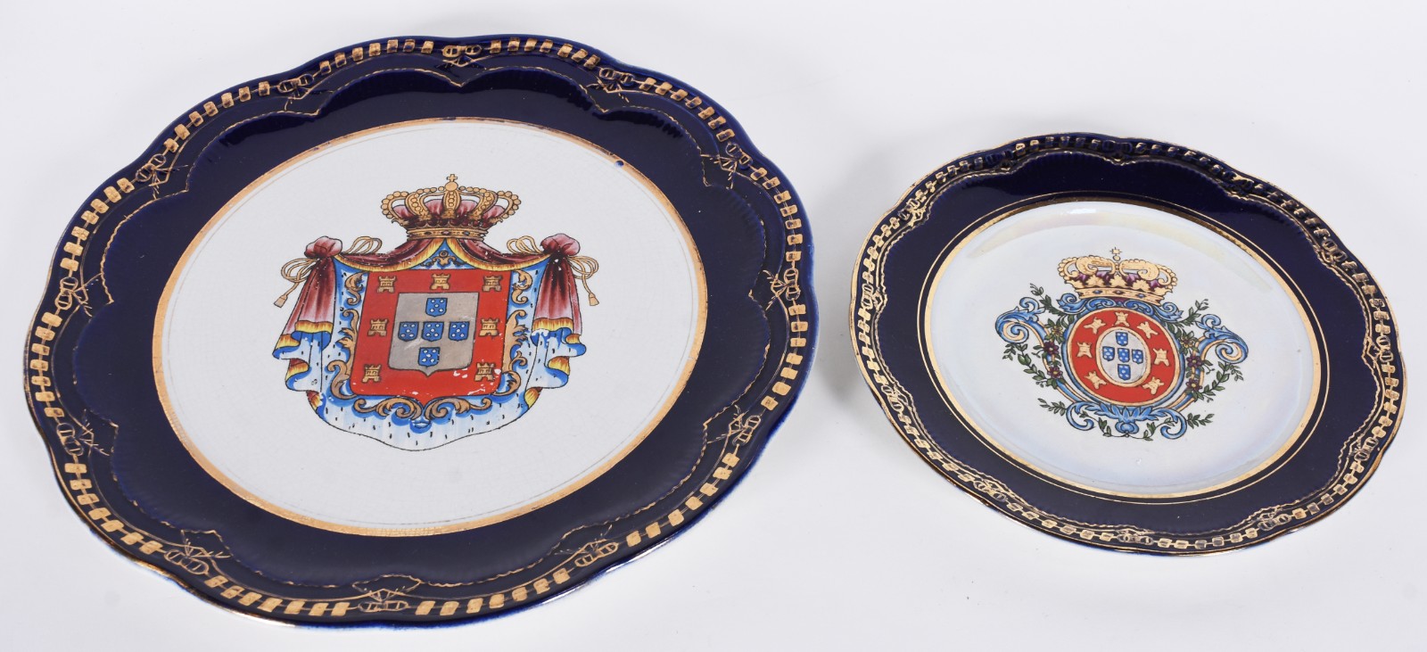 Dois pratos de faiança portuguesa decorados com brações em policromia. - foto 1 de 4