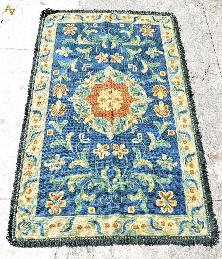 Tapete arraiolo português. Med. 1,60 x 0,99m.
