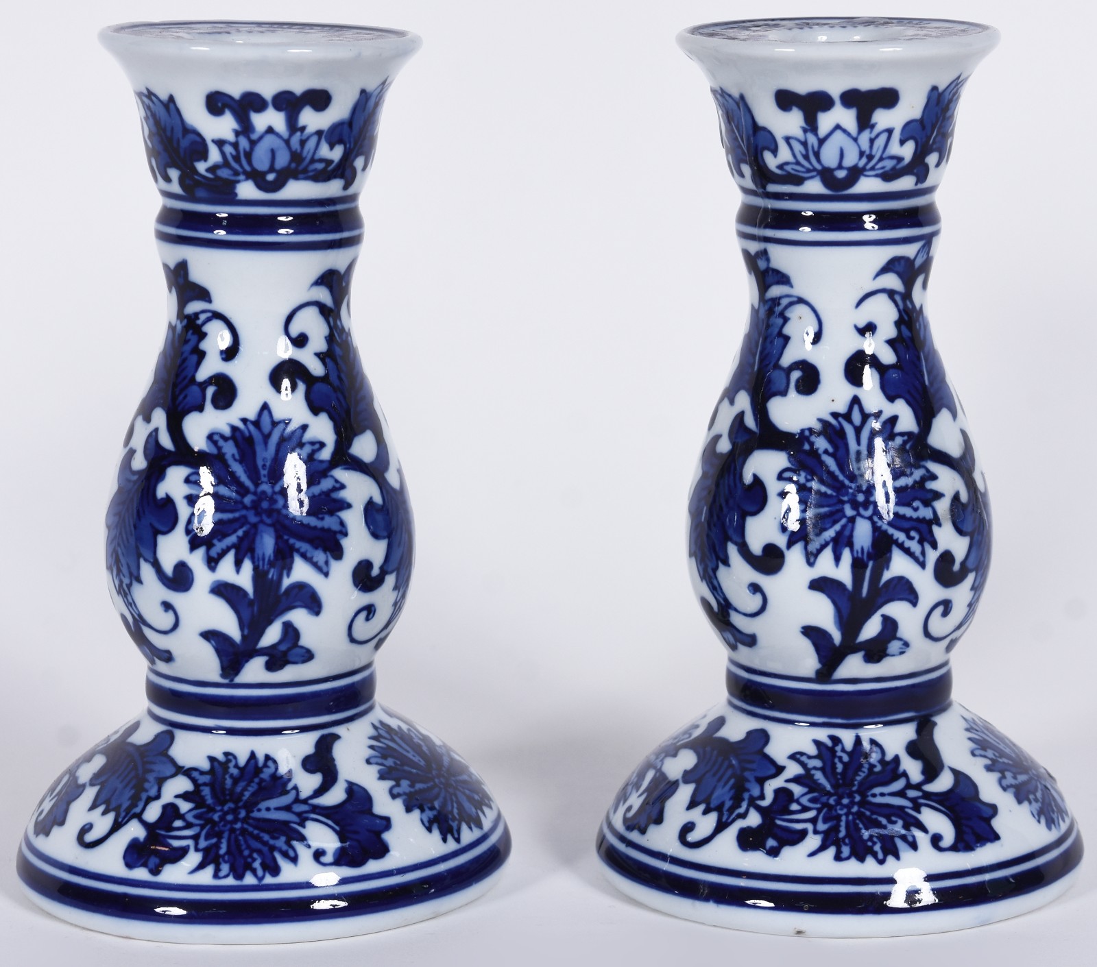 Par de castiçais de porcelana na cor azul e branca. - foto 1 de 2