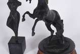 Duas esculturas de petit bronze, uma delas repr... - Duas esculturas de petit bronze, uma delas representando cavalo com base de madeira, e a outra, figura feminina com base de mármore.