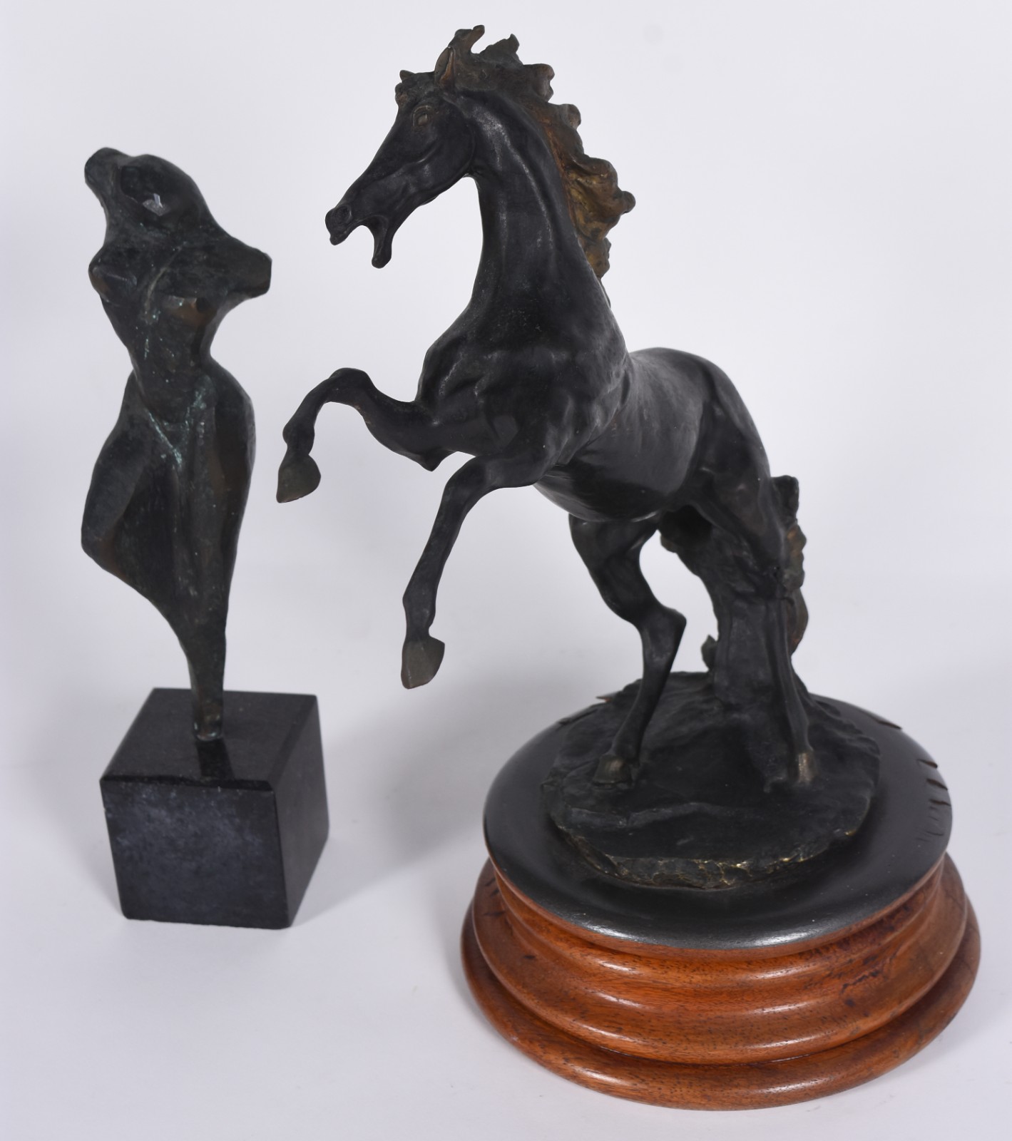 Duas esculturas de petit bronze, uma delas representando cavalo com... - foto 1 de 6