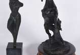 Duas esculturas de petit bronze, uma delas repr... - Duas esculturas de petit bronze, uma delas representando cavalo com base de madeira, e a outra, figura feminina com base de mármore.
